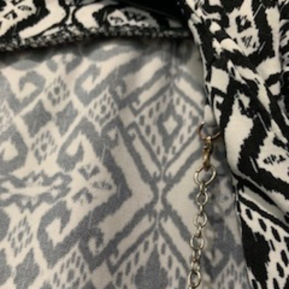 Black and White Print Top, Featuring Short, Ruffled Sleeves, With Pendant - Picture 5 of 6